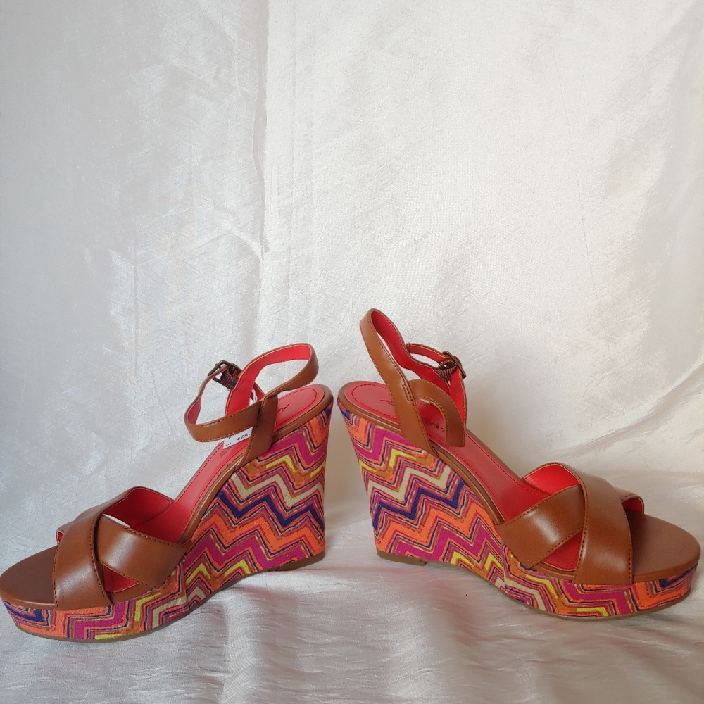 Beautiful Abstract Wedged Heels - Picture 4 of 5